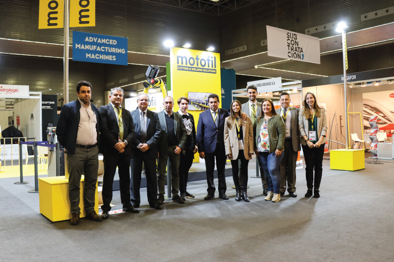 Equipo MOTOFIL presente en el stand